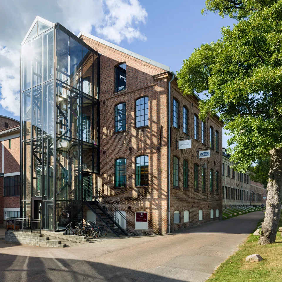 Laptop, mobil och surfplatta som visar resultat